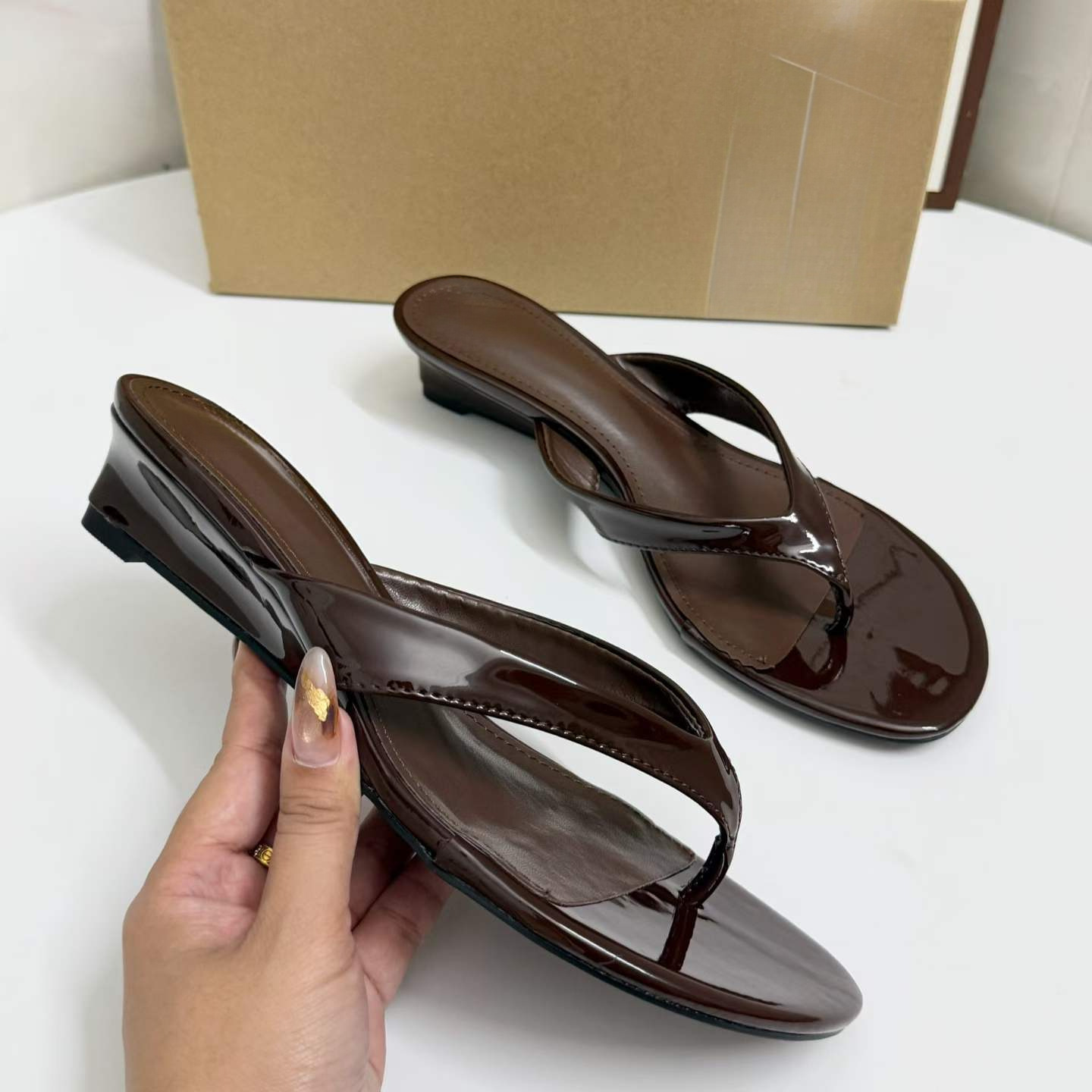 JHC-HB-271 | Round-Toe Wedge Thong Flip-Flop angle 3
